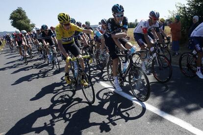 Froome intercambia bidones de agua con Rowe.