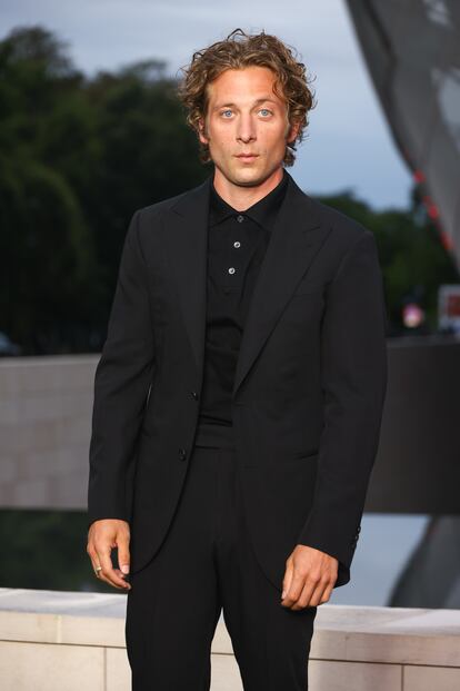 Poco después apareció cruzando la alfombra su pareja, el actor estadounidense, Jeremy Allen White, aunque como es habitual, no posaron juntos.