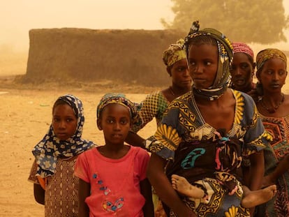 Un grupo de mujeres y menores en el pueblo de Ogossagou, en Mali.