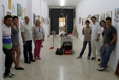 Algunos de los artistas y fundadores de Elbutrón, ayer durante el montaje de la muestra <b><i>Me & my friends</b></i>.