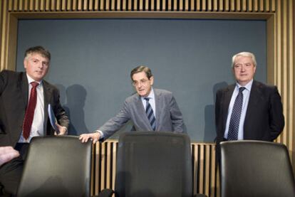 De izquierda a derecha el presidente de Kutxa, Xabier Iturbe, el de BBK, Mario Fernández, y el de Vital, Carlos Zapatero, el pasado mes de enero en Bilbao.