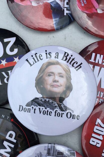 "La vida es muy zorra, no votes a una".

De nuevo, uno de los insultos favoritos en el merchandising del candidato.