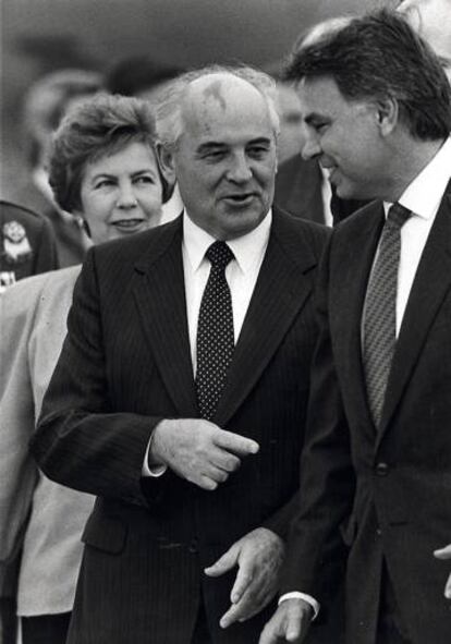 En julio de 1991, un mes antes del golpe de Estado que sacudió a la Unión Soviética, González se reunió con Gorbachov en el Kremlin y hablaron de cambios en la URSS.