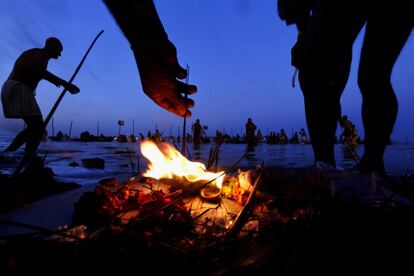 Devotos hindes en el ro Sangam celebran el festival 'Basant Panchami' en Allahabad (India).