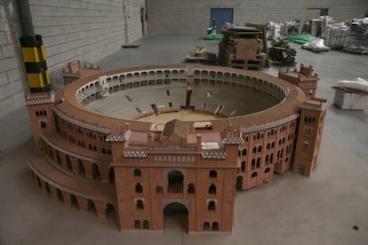 La maqueta de la plaza de Toros de Las Ventas. Hay tres maquetas históricas de los dos monumentos y de la parte más turística de la ciudad que no se han movido de las naves gigantes. Nadie quiere hacerse cargo de ellas y el traslado hasta los nuevos almacenes tiene un coste que el Ayuntamiento no quiere asumir.