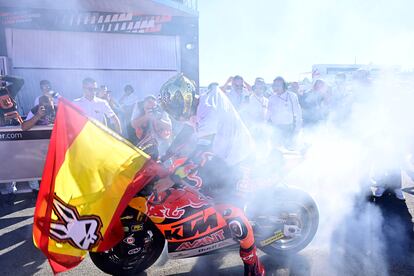 El año que viene, y habiéndose quitado el gusanillo del título, debutará junto a los mejores a lomos de una GASGAS, la marca española que irrumpe en la parrilla bajo el cobijo de KTM, la fábrica con la que el enésimo talento balear se ha proclamado número uno. En la imagen, el piloto celebra su victoria en la meta.