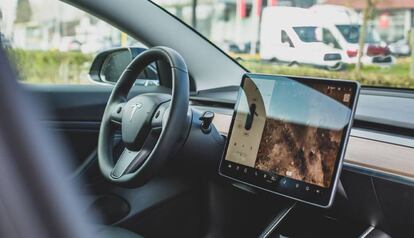 Interior de un vehículo Tesla.