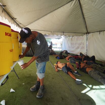 Un grupo de persona descansa en las tiendas instaladas en Mexicali, el 4 de julio 2024.