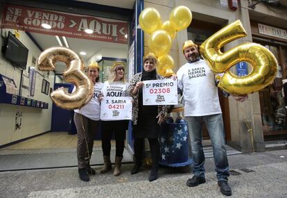 Celebración en la administracion de lotería de la calle Narrika en San Sebastián que ha vendido varios de los décimos premiados de la Lotería de Navidad. 