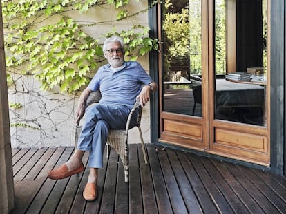 Óscar Tusquets, assegut al pati de la Vil·la Andrea, la seva casa a Barcelona, on s'ha hagut de recloure per la pandèmia. 