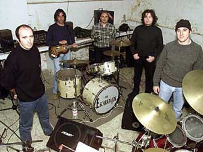 Los integrantes del grupo sevillano Los Escarabajos, ayer, durante uno de sus ensayos.