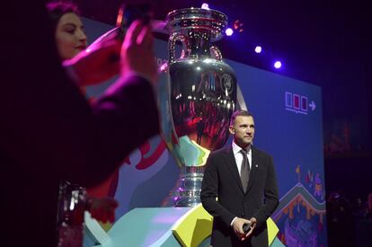 El entrenador de la selección de Ucrania, Andriy Shevchenko, posa en el 'photocall' momentos antes del comienzo del sorteo.