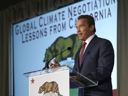 El exgobernador Schwarzenegger, durante el simposio.