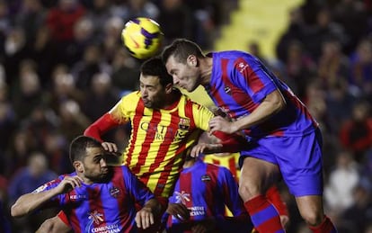 Vyntra, del Levante, le hizo dos goles al Barça a la salida de un córner.