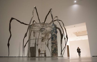 Un hombre camina junto a la obra 'Araña', que forma parte de la exposición sobre Bourgeois que acoge el Museo Guggenheim.