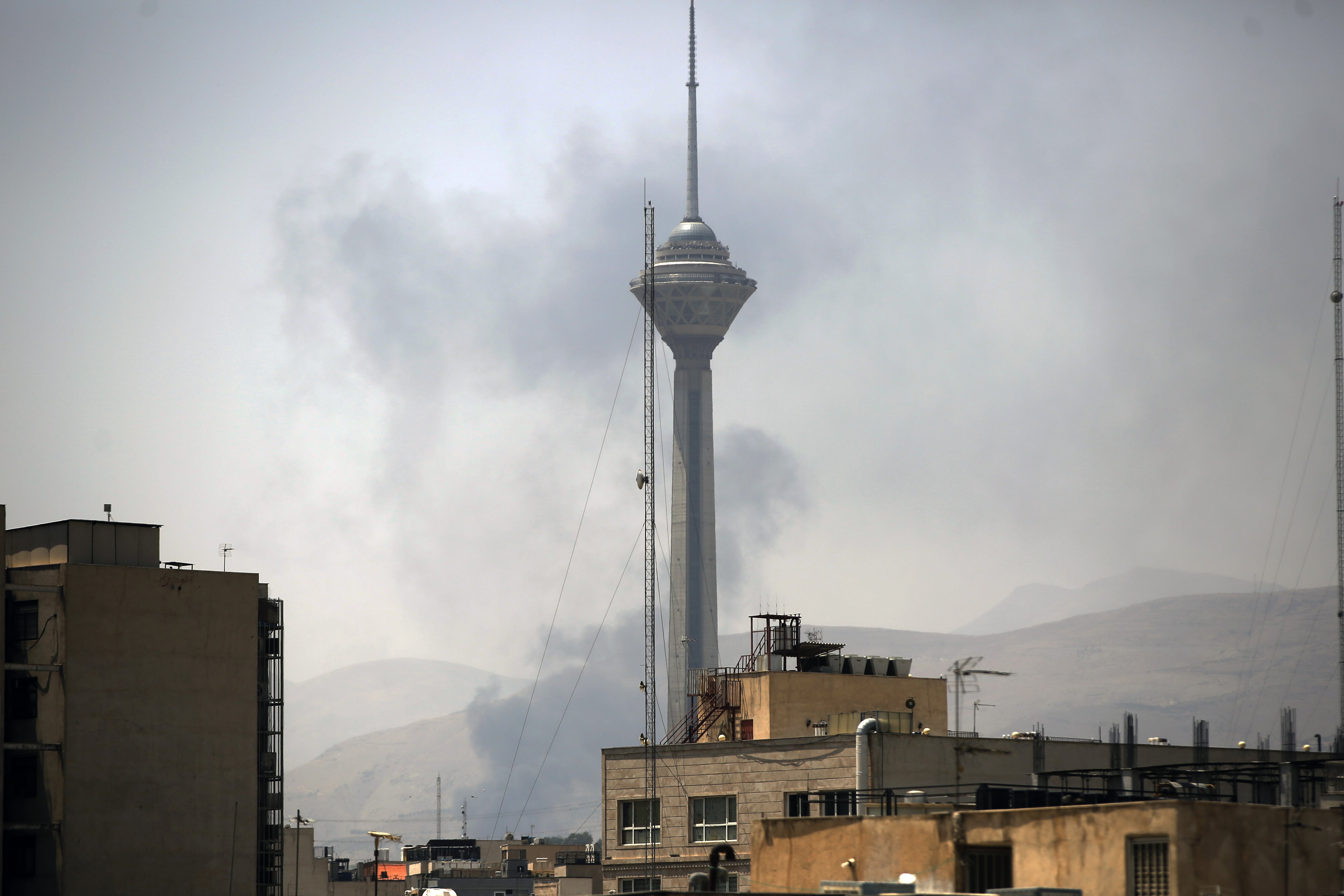 Última hora del conflicto en Oriente Próximo, en directo | Israel justifica su ataque contra la televisión pública iraní diciendo que se usa “con fines militares”