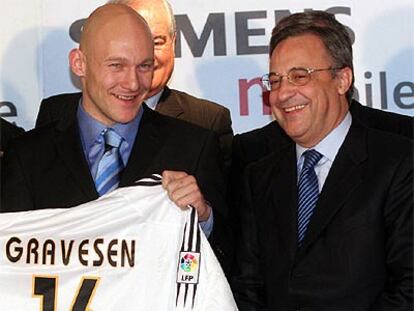 Gravesen posa con su nueva camiseta junto a Florentino Pérez.