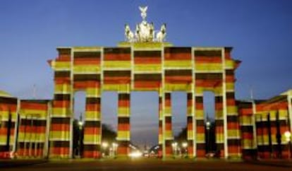 Puerta de Brandenburgo con la proyecci&oacute;n de la bandera alemana.