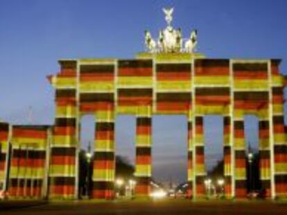 Puerta de Brandenburgo con la proyecci&oacute;n de la bandera alemana.