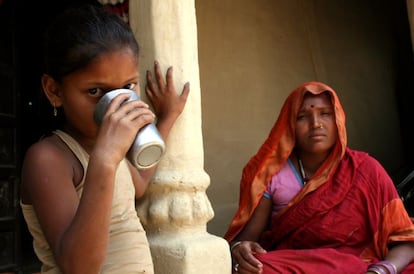 Aunque hay mujeres críticas con su propia situación que pelean como pueden para que sus hijas no estén abocadas a repetir su historia, no todas lo son. Tetri Devi Yadav, que cree que su edad está entre 25 y 27 años, tiene cuatro hijas (de diez, ocho, tres y un años), y solo piensa en tener un niño porque cree que los hijos varones son los que abren la puerta al cielo a sus progenitores. Por eso no se ha operado de su prolapso uterino, que padece desde que dio a luz a su primogénita. Desde hace dos años que visitó al médico no ha vuelto a hablar con nadie de su problema. Aunque su prolapso no es su mayor preocupación: "Mi problema es que no tengo un hijo. Pienso mucho en concebir uno. Mi suegra y mi cuñada me maltratan porque solo tengo hijas. Y me han intentado echar de casa". Con cuatro chicas, una a punto de entrar en la pubertad, Tetri Devi no cree que ellas vayan a tener una vida distinta de la suya. "No puedo romper la cultura", explica. ¿Cuál es entonces su sueño? "Tener un hijo".