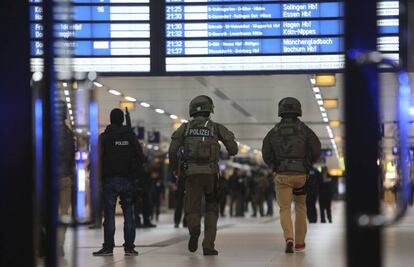 Tres agentes de policía en el interior de la estación principal de Dusseldorf.