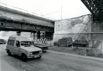 Derribo del puente de los Tres Ojos de la M-30, tras el fallo de los explosivos, el 14 de marzo de 1983.