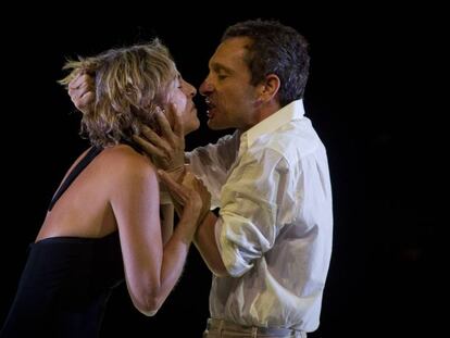 M&oacute;nica L&oacute;pez y Pablo Derqui, en el ensayo de &#039;Cal&iacute;gula&#039;, el pasado jueves en el Teatre Nacional de Catalunya.