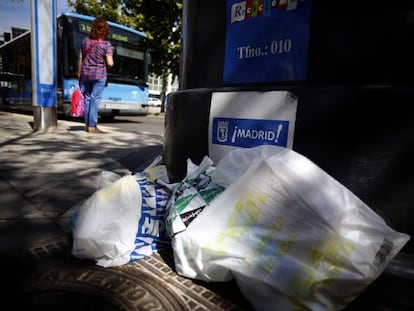 Bolsas de desperdicios sin recoger el viernes en San Blas.