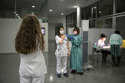 Vacunación del personal sanitario del hospital de Sant Pau, en Barcelona.