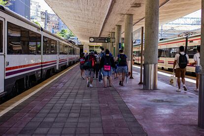 El tren parte de Valladolid a las 7.45 y llega a Santander a las 11.30. Los viajeros se bajan en la estación y ponen rumbo a arenales como el de la playa de La Magdalena, donde se instalarán con sus toallas, sombrillas y neveras portátiles para comer tranquilamente y ganar tiempo refrescándose junto al agua, lo cual a su vez es más económico. El año pasado se vendieron 3.183 billetes para esta ruta por los 3.747 de 2019, cuando aún no se notaba la pandemia.