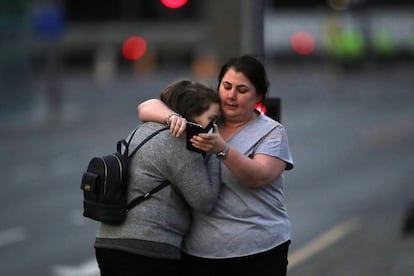 Una madre y su hija, espectadoras del concierto de Ariana Grande, regresan a casa tras pasar la noche hospedadas en un hotel cercano al Manchester Arena.