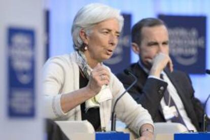 Mark J. Carney, (d), gobernador del Banco de Canadá, junto a la directora gerente del FMI, Christine Lagarde, hoy en Davos.