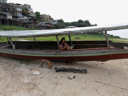 Una mujer en un bote en el río Tefe, el 18 de septiembre 2024.