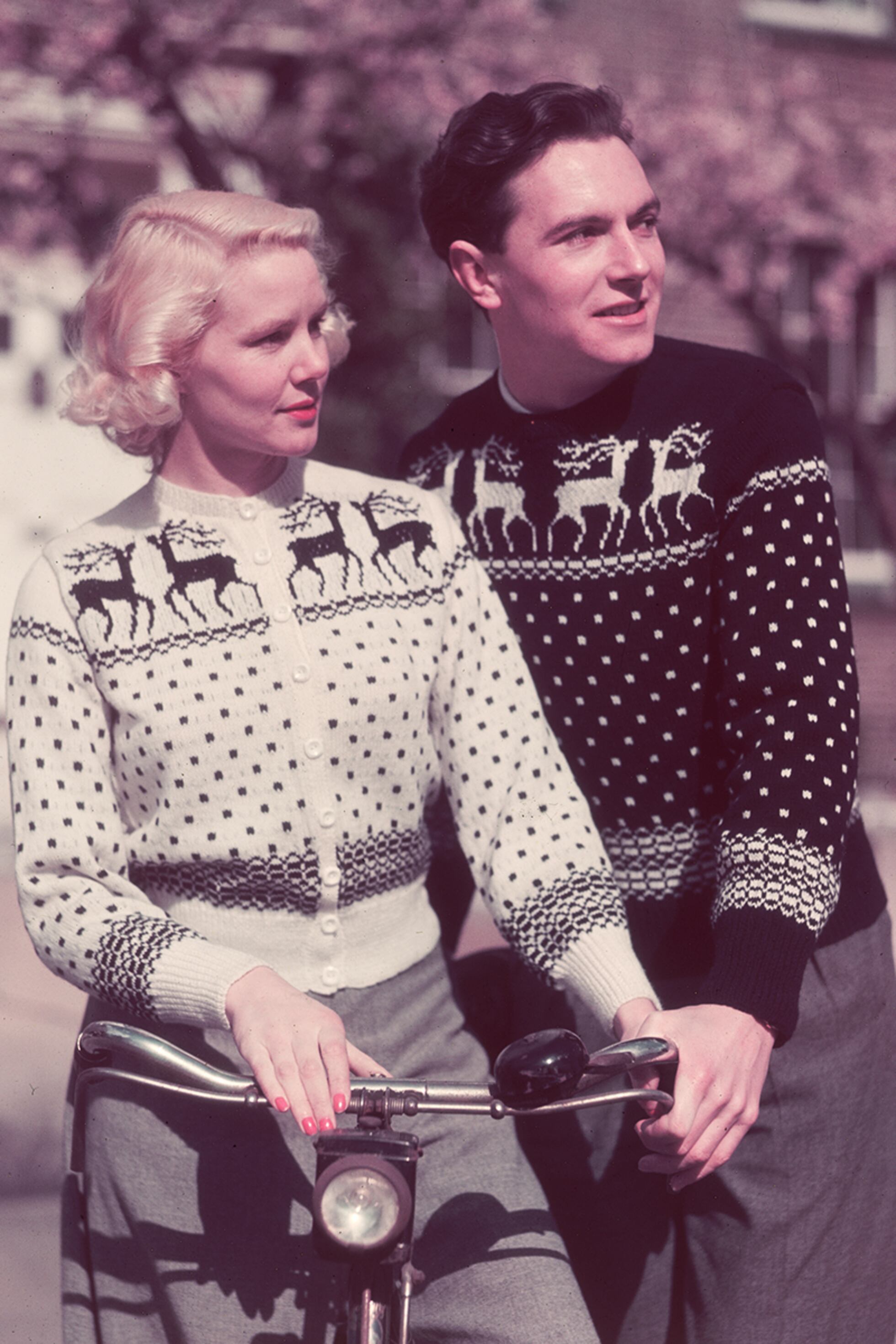 De los años cincuenta a Bridget Jones: historia del 'jersey navideño feo'  que se ha convertido en tradición | S Moda: Revista de moda, belleza,  tendencias y famosos | EL PAÍS, image size:1960x2940