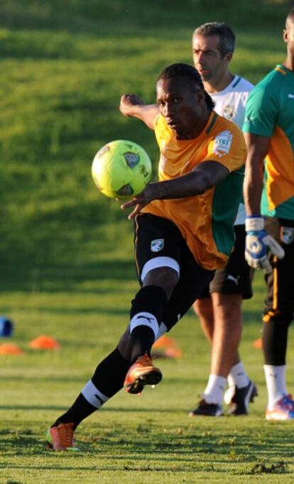 Drogba dispara en un entrenamiento con Costa de Marfil.