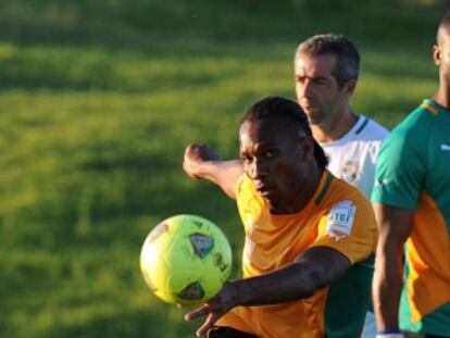 Drogba dispara en un entrenamiento con Costa de Marfil.
