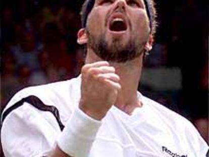 Rafter celebra su victoria frente a Agassi.