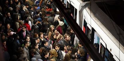 Complicaciones para acceder a los trenes en Príncipe Pío.