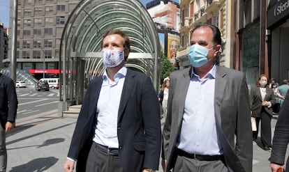 El líder del PP, Pablo Casado, y el candidato del PP+Cs a lehendakari, Carlos Iturgaiz, en una visita a Bilbao.