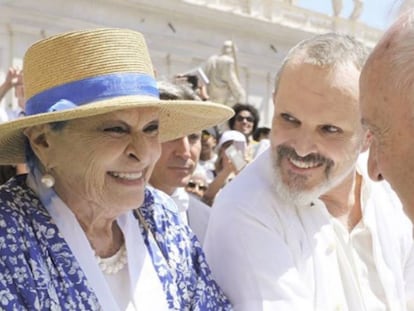 Lucia y Miguel Bosé saludan al papa Francisco en Roma, el 28 de junio de 2018.