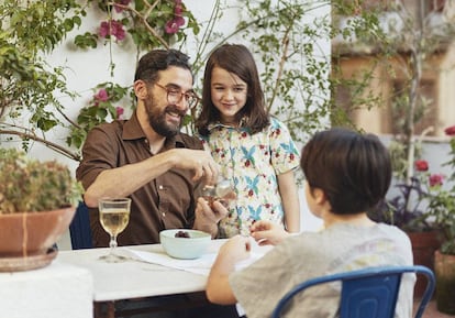 La regla de oro para las personas que no cohabitan es, según los expertos en seguridad alimentaria, “mi plato, mi tenedor, mi comida”; nada de cuencos para compartir ni saleros.