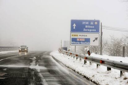 Resto del temporal de nieve en la autopista AP-68 en territorio alavés.