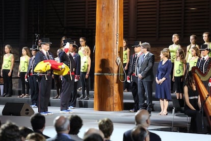 Acte institucional de la Diada de Catalunya 2016. Moment en qu dos Mossos d'Esquadra de gala hissen la senyera en presncia del president de la Generalitat, Carles Puigdemont, i la presidenta del Parlament, Carme Forcadell.