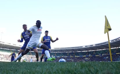 Koulibaly, del Nápoles, intenta controlar el balón ante dos defensores del Verona