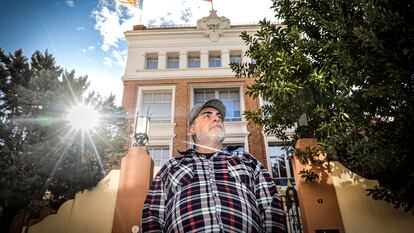 Juanjo Sendra, de 54 años, posa frente al colegio La Salle de Paterna (Valencia), donde acusa de abusos sexuales al hermano Félix Benedico Hernández.