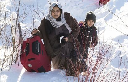 Una demandante de asilo y su hija cruzan la frontera con Canadá desde EE UU.