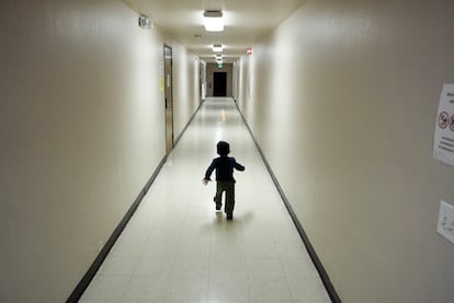 Un niño inmigrante corre en un albergue en San Diego (California), en 2018.