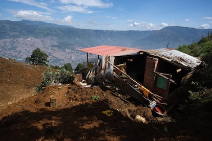 Una de las casas afectadas por el deslizamiento, se logra ver entre la acumulación de tierra.