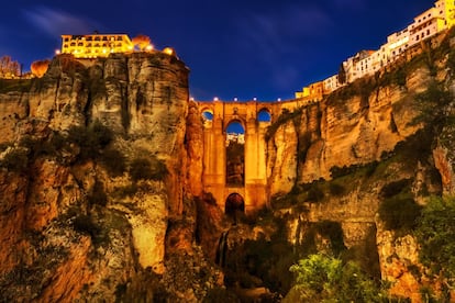 Puente Nuevo de Ronda lookout (Málaga). The best places to see the Puente Nuevo de Ronda bridge are from Plaza de España square and the new part of Ernest Hemingway street, just at the entrance to the bridge. The bridge is one of the city’s most iconic landmarks. It was first built in 1735 but fell down six years later. A second more successful attempt was made in 1751. The new, 98-meter tall structure was completed in 1793 and still stands today.