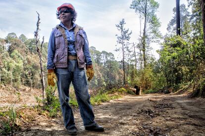 Como parte de la involucración general de los habitantes que realizan un aprovechamiento forestal comunitario sustentable, está el incremento de la participación de las mujeres, que paulatinamente se van sumando a un espacio de trabajo que hasta hace poco únicamente era para hombres. Esto les genera la capacidad de empoderarse: generar sus propios recursos, mantener a sus hijos, tener acceso al empleo. 